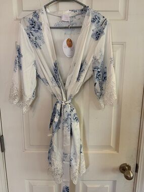 Title: NWT Le Rose Stories Ivana Bleu De Fleur Floral Robe S/M